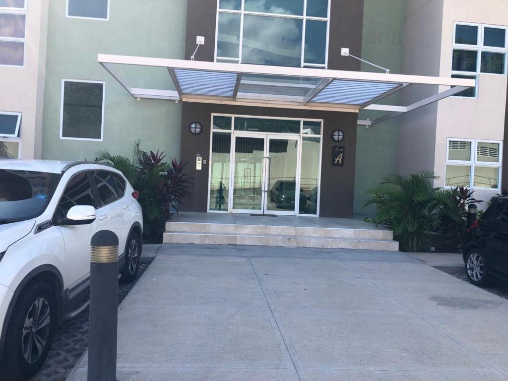 Lovely 2 Bedroom C̅ Netflix Across National Stadium Kingston Exterior foto