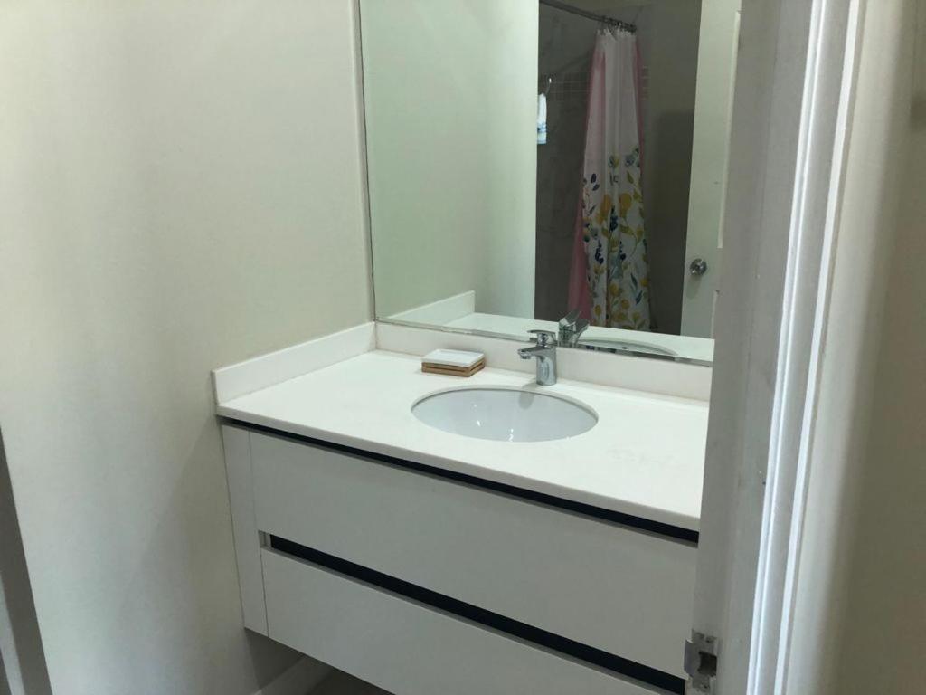 Lovely 2 Bedroom C̅ Netflix Across National Stadium Kingston Exterior foto