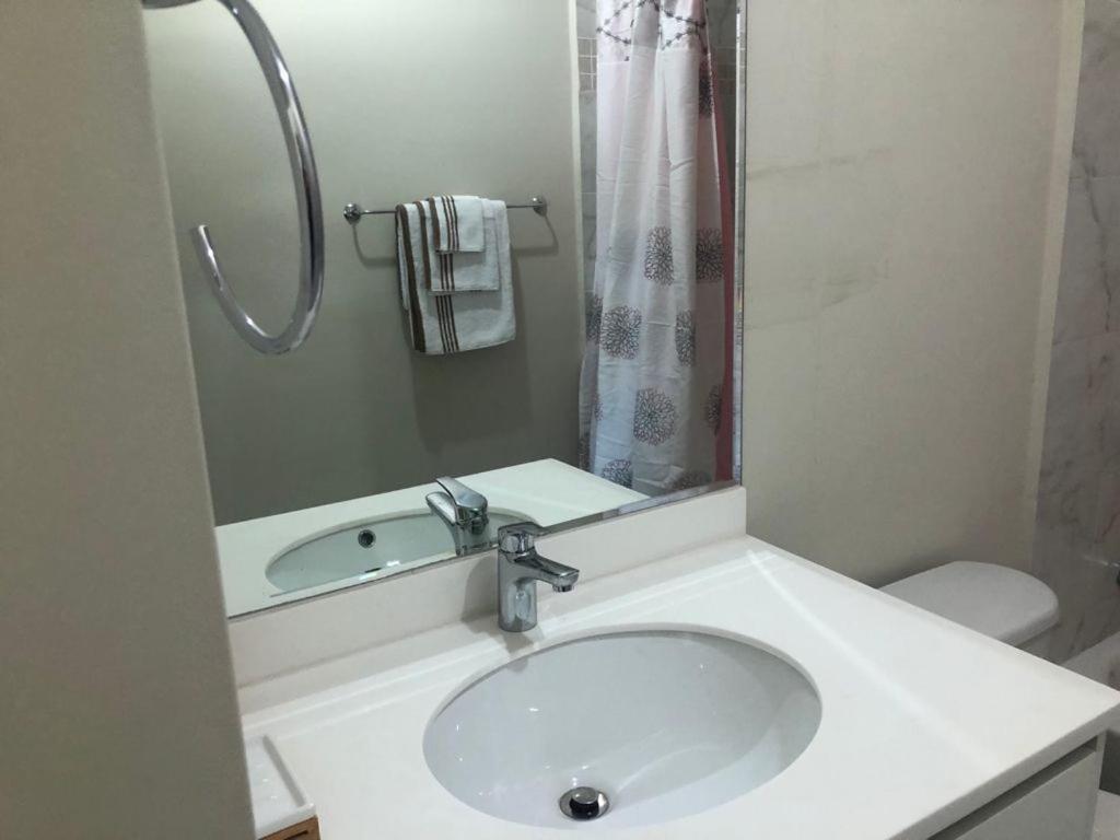 Lovely 2 Bedroom C̅ Netflix Across National Stadium Kingston Exterior foto