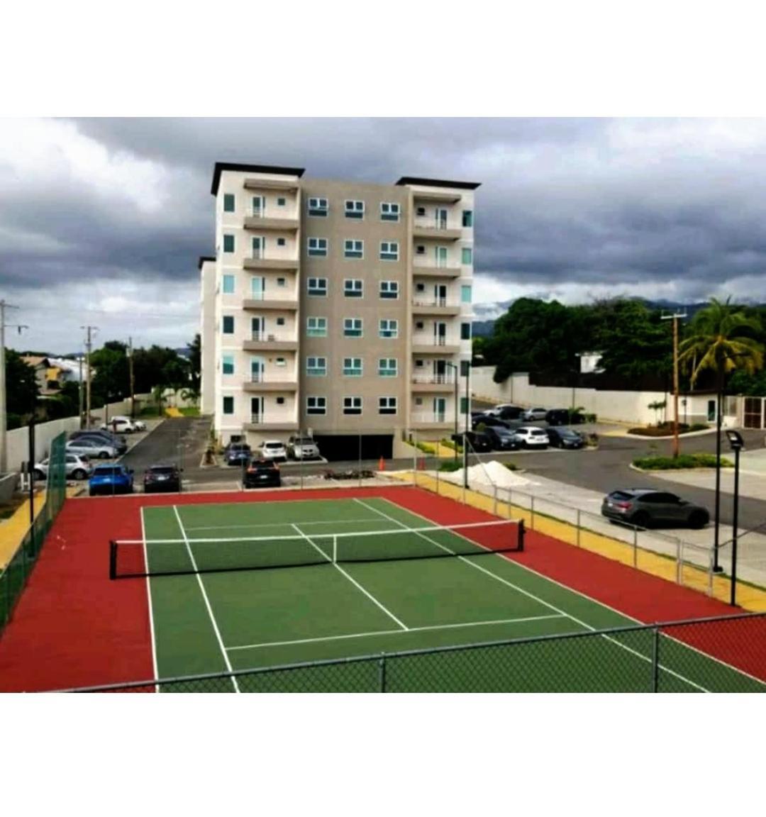 Lovely 2 Bedroom C̅ Netflix Across National Stadium Kingston Exterior foto